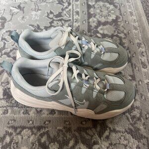 Nike Tech Hera in Sage Green
